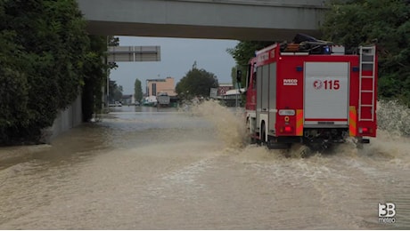 Cronaca meteo alluvione Romagna - Lugo, sale l'acqua nella zona industriale: esondato il Senio. VIDEO