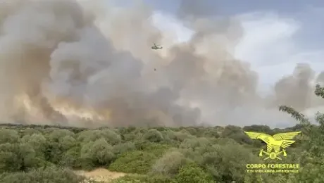 Paulilatino, inferno di fuoco dopo lo scontro: 7 mezzi aerei in volo, minacciati centinaia di ettari