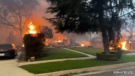 Incendi a Los Angeles, 5 morti. Biden cancella il viaggio in Italia