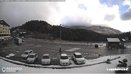 Primi fiocchi di neve in Toscana: si imbianca l'Abetone