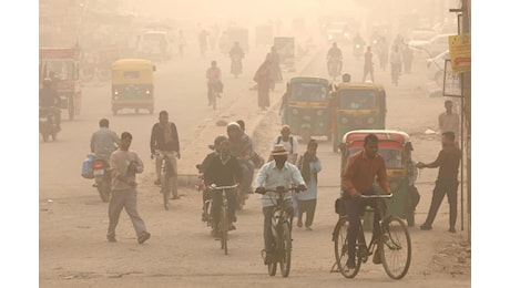 India. Scuole e cantieri chiusi, uffici a «metà»: a New Delhi lo smog a livello record