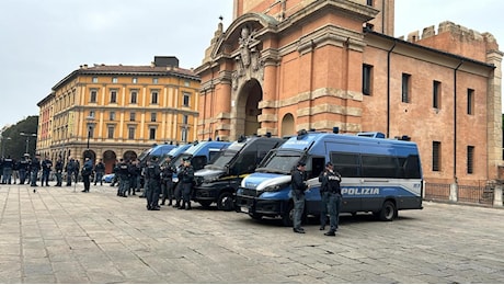 Il corteo dell’estrema destra e quello antifascista dei collettivi: il centro di Bologna è blindato