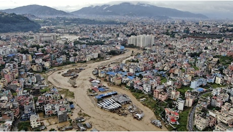 Maltempo, Nepal in ginocchio: disastro a Kathmandu, 200 tra morti e dispersi