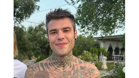 Malore in aereo per Fedez, poi rassicura: 'Sto meglio'