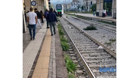 Uomo investito e ucciso da un treno nella stazione: circolazione ferroviaria bloccata