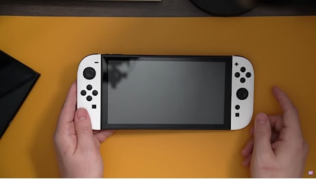 Nintendo Switch 2: design definitivo leakato? Uno youtuber mostra in video il presunto ‘dummy model’