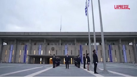 VIDEO 7 Ottobre, bandiere a mezz'asta al Parlamento israeliano a un anno dagli attacchi di Hamas