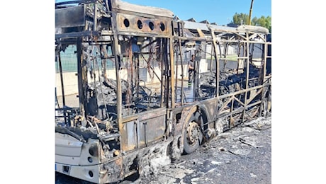 Laurentina, in fiamme bus Tpl: colonna di fumo nero a Roma Sud