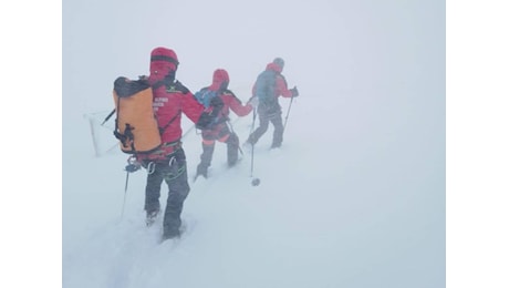 Alpinisti bloccati a 2.700 metri sul Gran Sasso, il maltempo blocca i soccorsi: come stanno