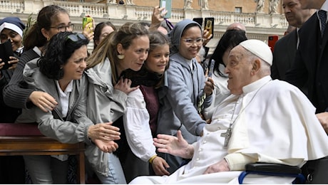 Papa Francesco a Piazza San Pietro saluta la folla: Buona Domenica delle Palme