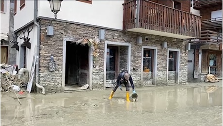 Cervinia, soccorritori al lavoro nel fango dopo l'alluvione