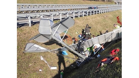 Paura in volo, ultraleggero precipita a pochi metri dalla A31: grave il pilota