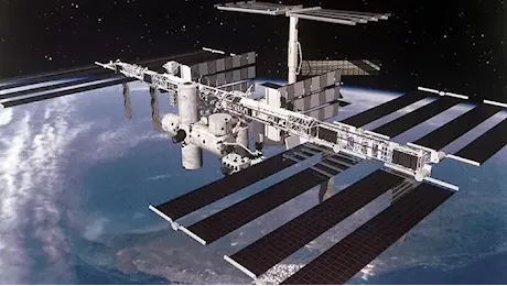 Un satellite russo in frantumi, gli astronauti della Stazione Spaziale al sicuro