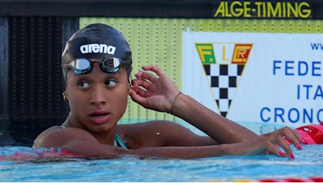 Curtis, lo show continua! Vola in batteria nei 50 sl e migliora il suo record italiano