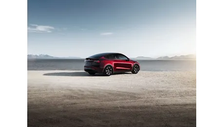 Nuova Tesla Model Y, ora anche a 7 posti. Prezzo e info