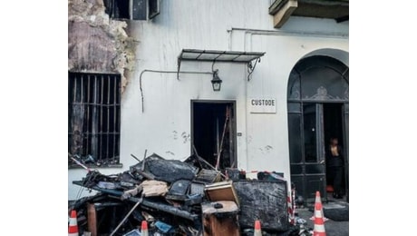 Incendio a Torino, morta una ragazza di 25 anni e feriti i genitori