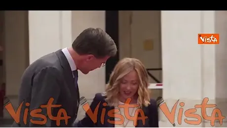 Rutte sbaglia posto per la foto insieme a Meloni