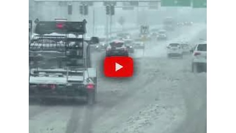 Meteo Diretta: USA, bufere di neve in atto a est di Erie, Pennsylvania. Video