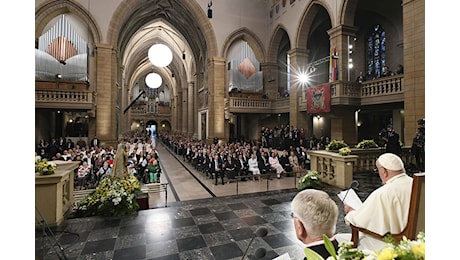 Papa in Lussemburgo: «Per la pace, oneste trattative e onorevoli compromessi»