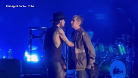 VIDEO Jane's Addiction, pugno di Perry Farrell a Dave Navarro sul palco