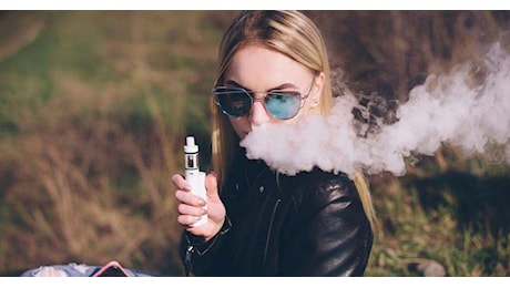 Cresce il consumo di e-cig e tabacco riscaldato tra giovani, rischi per la salute