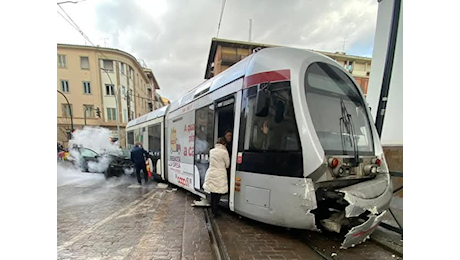 Incidente tra auto e tramvia, riaperto il viale Fratelli Rosselli