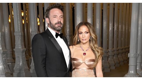 Jennifer Lopez e Ben Affleck vendono gli arredi della loro casa: nuovo indizio sulla loro relazione