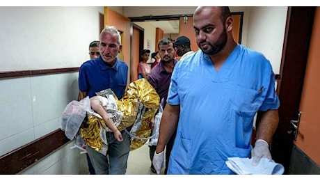 Israele bombarda ancora una scuola dell’Onu: “Trenta morti, anche un bimbo. Cento i feriti”. Tel Aviv invia una proposta di tregua agli Usa