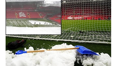 Liverpool-Manchester United, così è stato liberato Anfield dalla neve: guarda il VIDEO