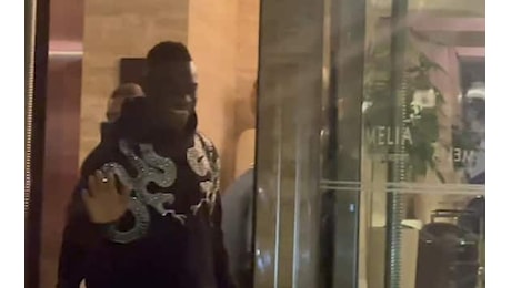 Genoa, Mario Balotelli è arrivato in città: primo saluto ai tifosi. Oggi le visite mediche