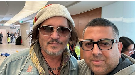 Jhonny Depp atterra a Ciampino, la foto con i fan dopo il ritardo aereo e la conferenza saltata alla Festa del Cinema