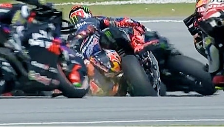 Jack Miller salvo dopo uno tremendo incidente in Malesia: la testa finisce sotto la moto di Quartararo