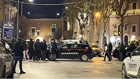 Agguato in piazza a Sannicandro, ucciso un 19enne. Esplosi una decina di colpi di pistola a distanza ravvicinata