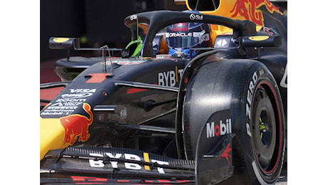 F1, Verstappen domina la sprint race, Sainz secondo la spunta nella battaglia tra le Ferrari