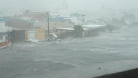 L'uragano Beryl colpisce i caraibi con venti a 220 km/h
