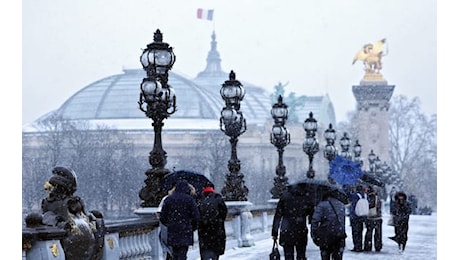 Meteo, anche a Parigi cade la prima neve. VIDEO