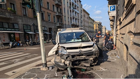 Incidente a Milano, furgone travolge quattro pedoni sul marciapiede in via Boccaccio: morto un turista 30enne. Il guidatore positivo all'alcol test