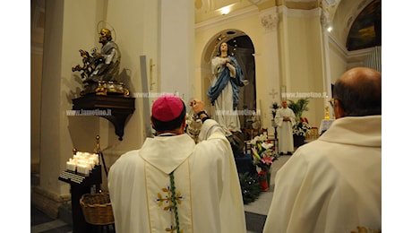 Lamezia, in Cattedrale Vescovo celebra messa in onore dell'Immacolata e omaggio floreale alla “Madonnina”