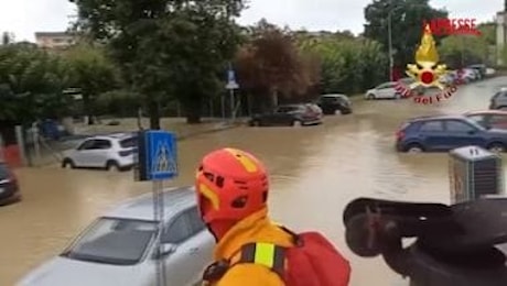 Maltempo, Marche: famiglie evacuate con gommoni a Castelferretti