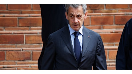 Sarkozy non ride più: condannato. Un anno col braccialetto elettronico