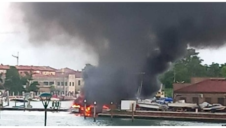 Incendio a Murano: due barche houseboat vanno a fuoco VIDEO