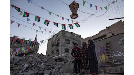 Israele-Hamas, la diretta di oggi | Gaza, ripresa delle trattative. Si lavora a un'intesa per il rilascio di 10 ostaggi e 45 giorni di tregua