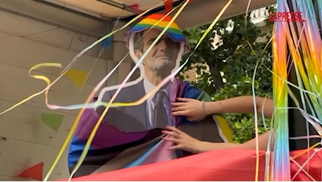 VIDEO Pride, a Milano sul carro del PD spunta il cartonato di Attilio Fontana
