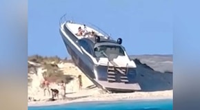 Yacht di lusso arenato sull'isolotto di Espalmador a Formentera, il video del panfilo inclinato sulla sabbia