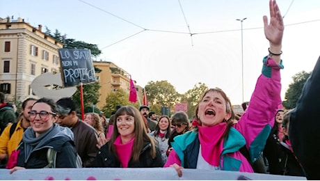 Giornata contro la violenza sulle donne, Mattarella: “Numeri allarmanti, nessuna giustificazione”