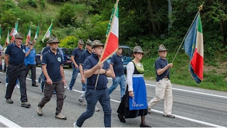 La lunga marcia verso l’Adunata alpina dei “camminatori” che arrivano dalla Valsesia