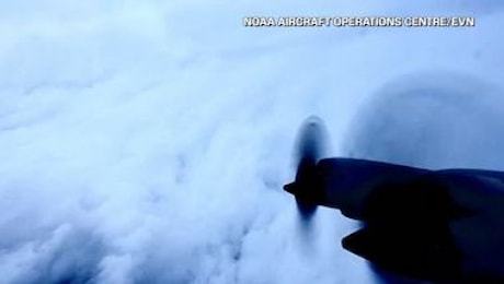 Le immagini dall'aereo che vola nell'occhio dell'uragano Beryl