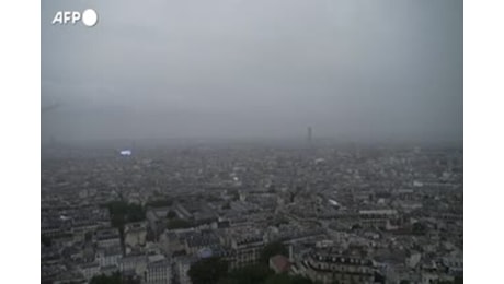 Parigi 2024, la Pattuglia acrobatica francese disegna un cuore sulla citta'