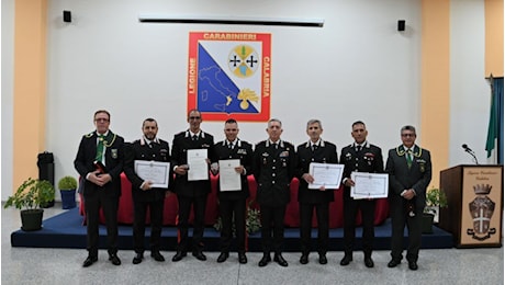 Cerimonia solenne di consegna di due Medaglie di Bronzo al Merito Civile e delle insegne metalliche di Medaglia Mauriziana al merito di dieci lustri di carriera militare