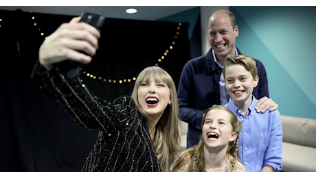 “Il principe William ha incontrato Taylor Swift un po' in ritardo, c'era un po' di stress e ansia”: il retroscena del selfie più virale della settimana